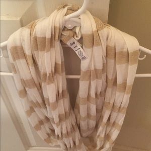 Gap off white/metallic gold lightweight scarf